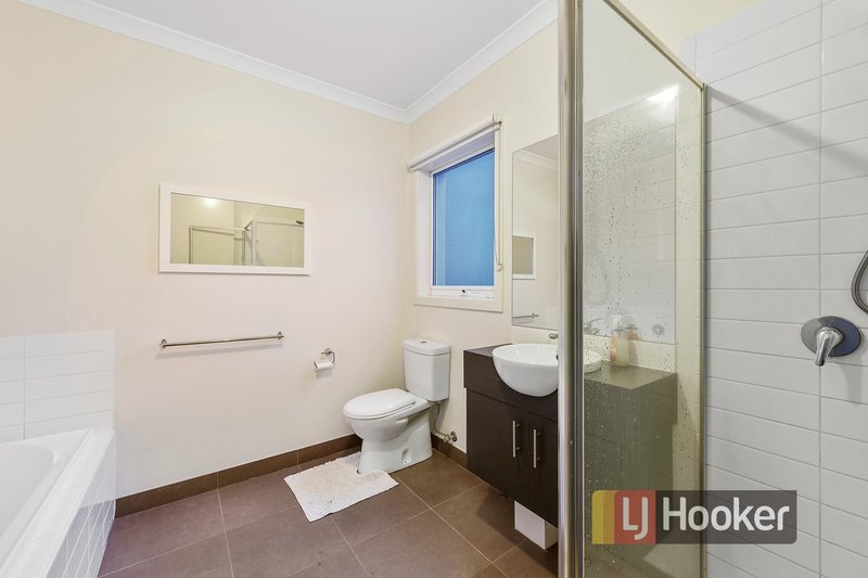 Photo - 15 Harlesden Circuit, Pakenham VIC 3810 - Image 12