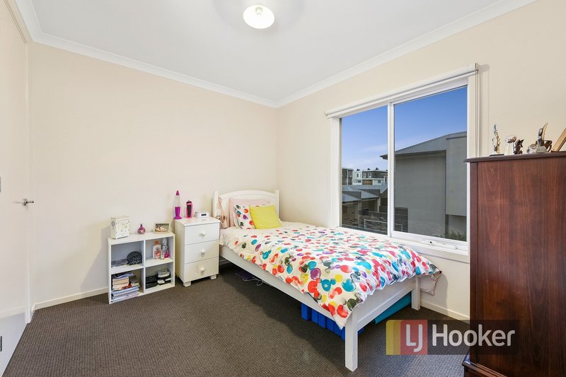 Photo - 15 Harlesden Circuit, Pakenham VIC 3810 - Image 13