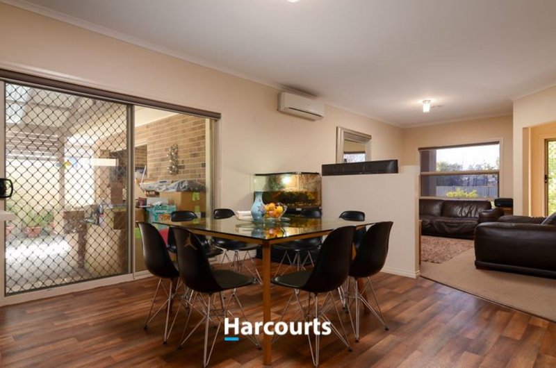 Photo - 15 Hartland Circuit, Pakenham VIC 3810 - Image 4