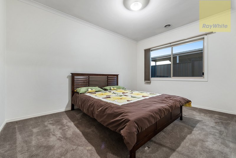 Photo - 15 Hennessy Street, Craigieburn VIC 3064 - Image 12