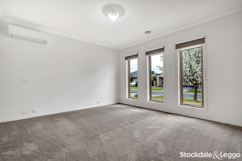 Photo - 15 Hennessy Street, Craigieburn VIC 3064 - Image 6