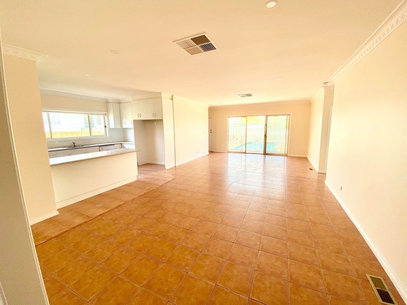 Photo - 15 Hickey Crescent, Griffith NSW 2680 - Image 4