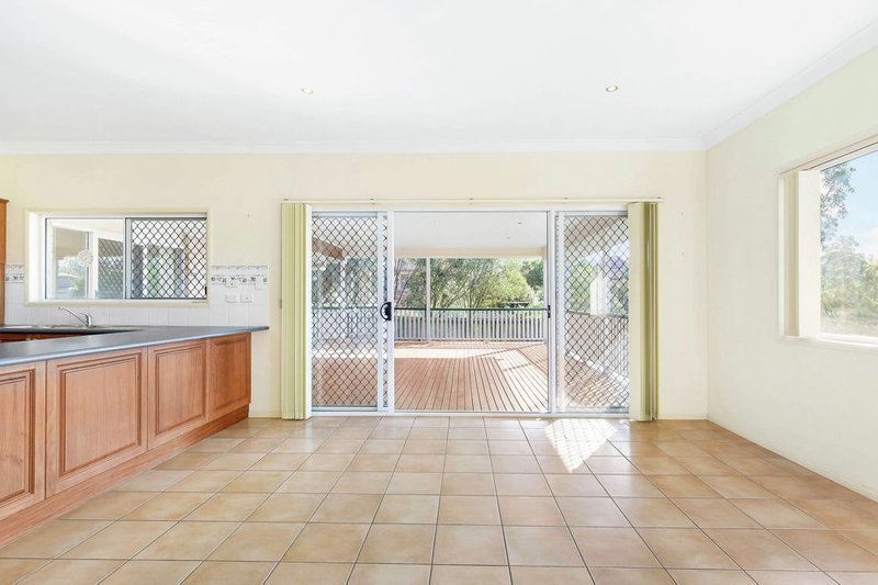 Photo - 15 Hillenvale Avenue, Arana Hills QLD 4054 - Image 7