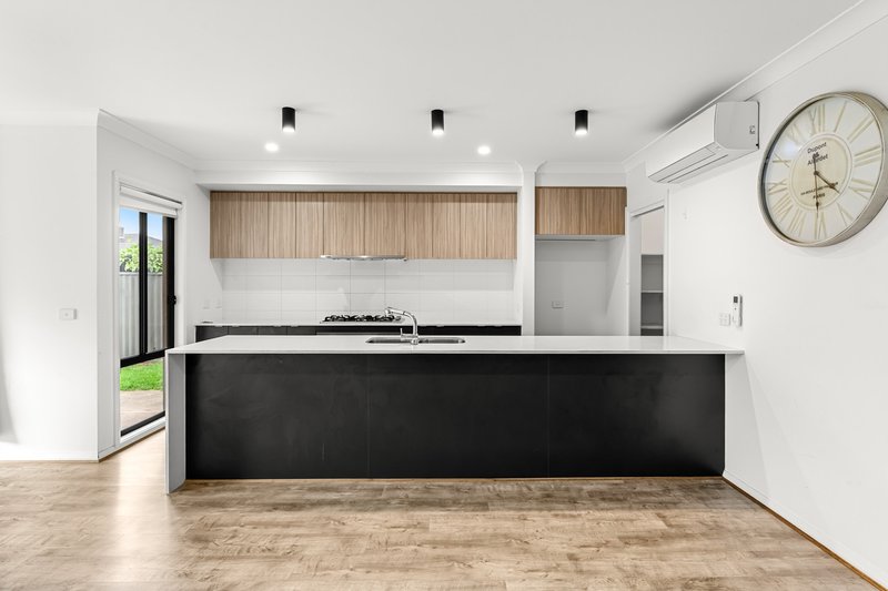 Photo - 15 Huntsman Close, Tarneit VIC 3029 - Image 3