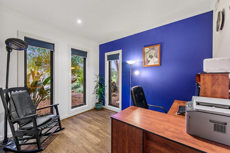 Photo - 15 Illawarra Circuit, Taylors Hill VIC 3037 - Image 12