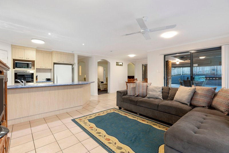 Photo - 15 Inverary Place, Upper Kedron QLD 4055 - Image 5