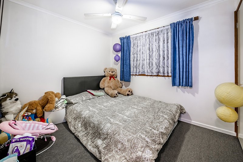 Photo - 15 Jindalee Gardens, Cranbourne West VIC 3977 - Image 12