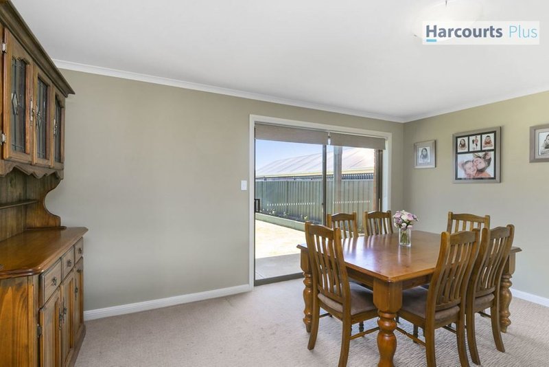 Photo - 15 Kanowna Street, Hallett Cove SA 5158 - Image 5