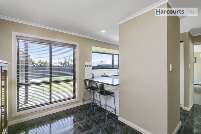 Photo - 15 Kanowna Street, Hallett Cove SA 5158 - Image 8