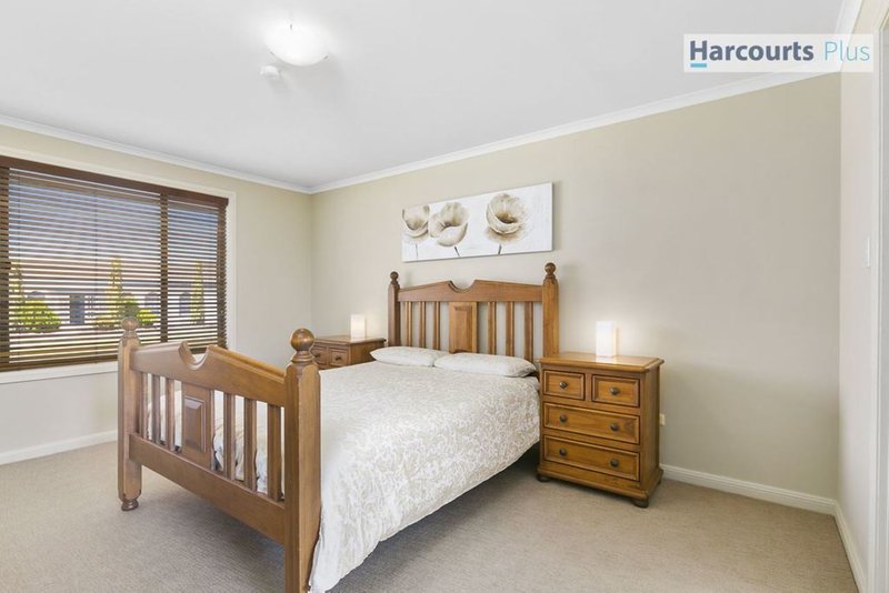 Photo - 15 Kanowna Street, Hallett Cove SA 5158 - Image 12