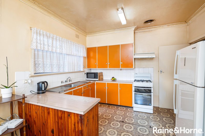 Photo - 15 Kennedy Avenue, Kooringal NSW 2650 - Image 3