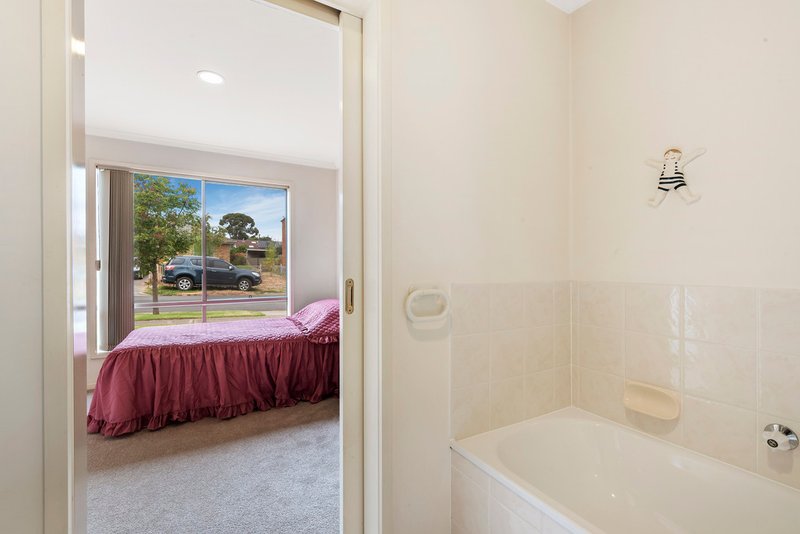 Photo - 15 Killerton Crescent, Heidelberg West VIC 3081 - Image 6