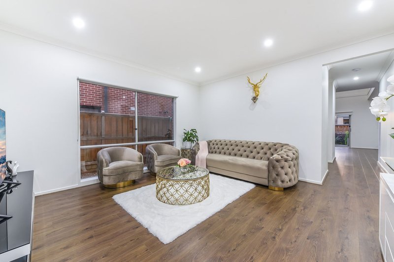 Photo - 15 Kingscote Drive, Keysborough VIC 3173 - Image 5