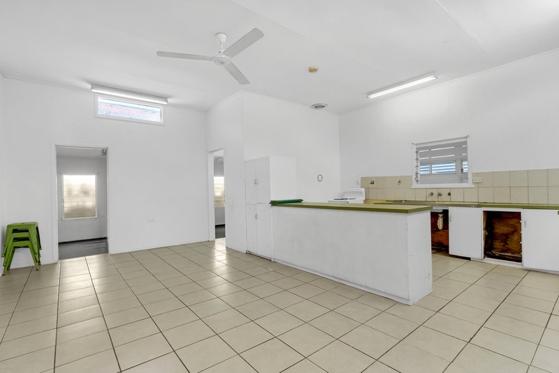 Photo - 15 Kingsford Street, Mooroobool QLD 4870 - Image 4