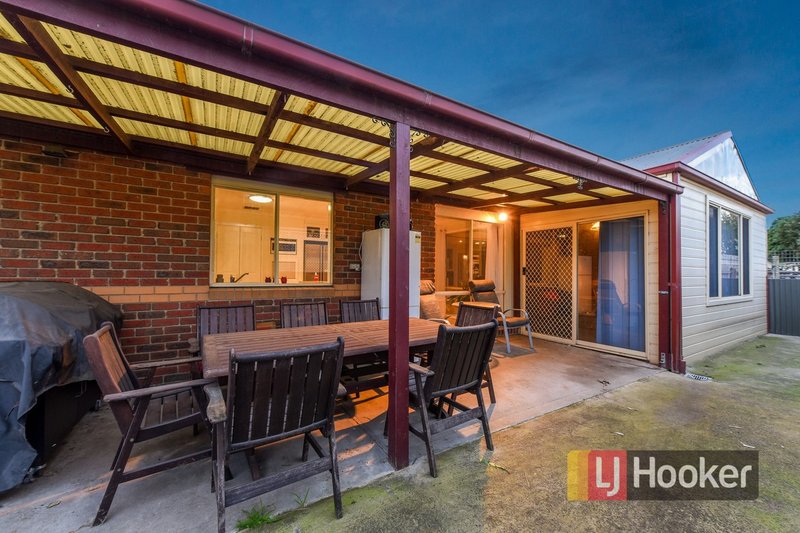 Photo - 15 Kirkwood Crescent, Hampton Park VIC 3976 - Image 11