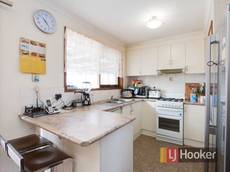 Photo - 1/5 Kooyong Close, Hampton Park VIC 3976 - Image 2