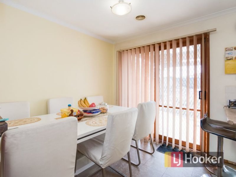 Photo - 1/5 Kooyong Close, Hampton Park VIC 3976 - Image 4