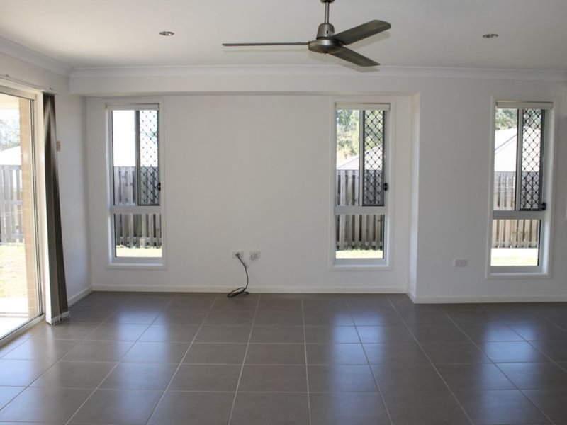 Photo - 15 Kurwongbah Street, Boyne Island QLD 4680 - Image 7