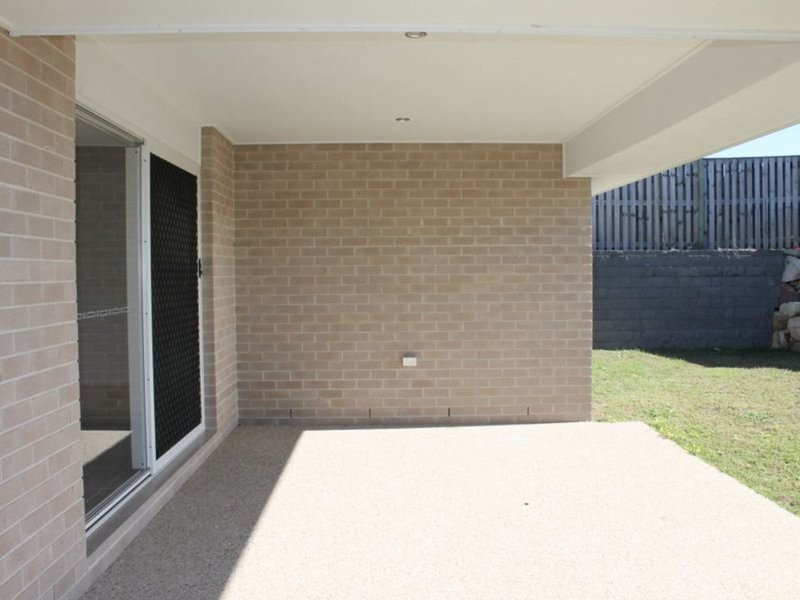 Photo - 15 Kurwongbah Street, Boyne Island QLD 4680 - Image 14