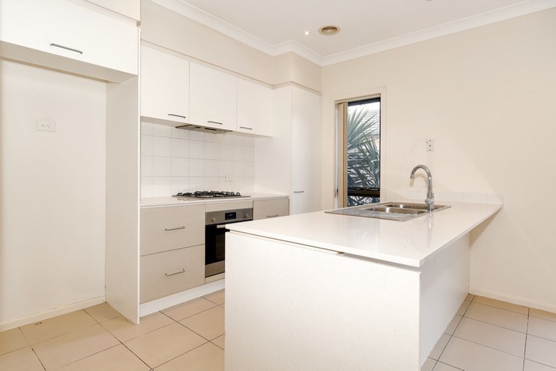 Photo - 15 Ladybird Crescent, Point Cook VIC 3030 - Image 5