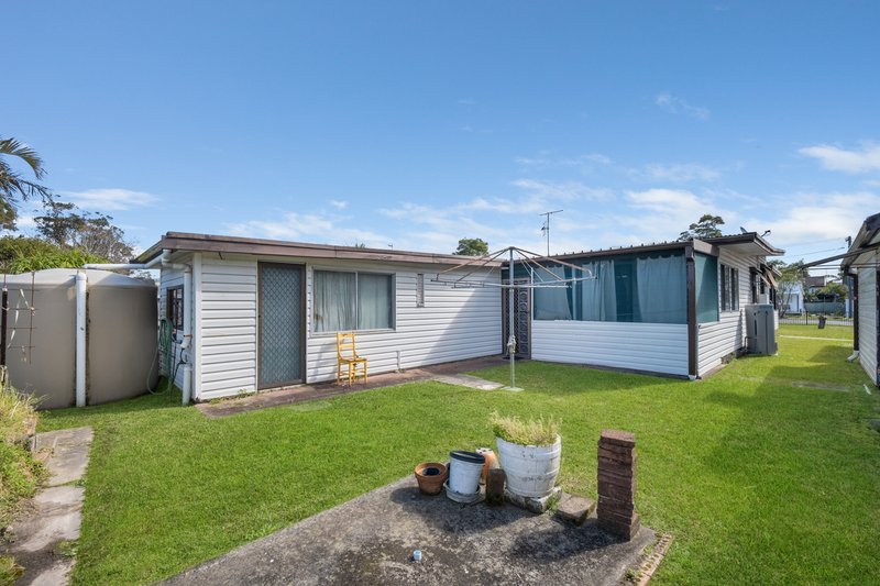 Photo - 15 Laguna Parade, Berkeley Vale NSW 2261 - Image 7