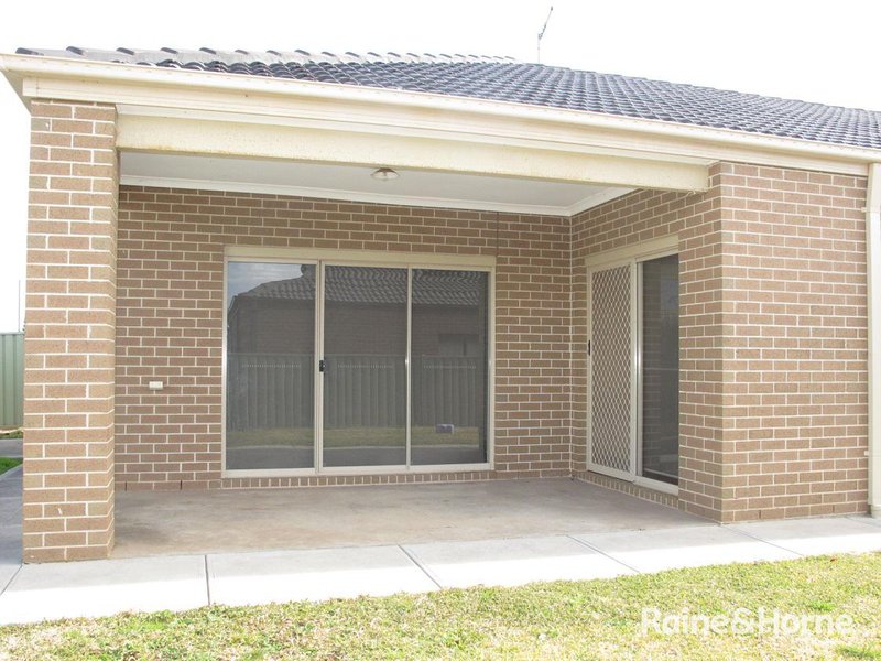 Photo - 15 Lambertia Loop, Caroline Springs VIC 3023 - Image 12