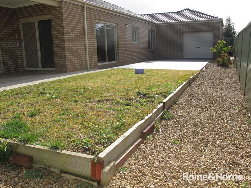 Photo - 15 Lambertia Loop, Caroline Springs VIC 3023 - Image 13