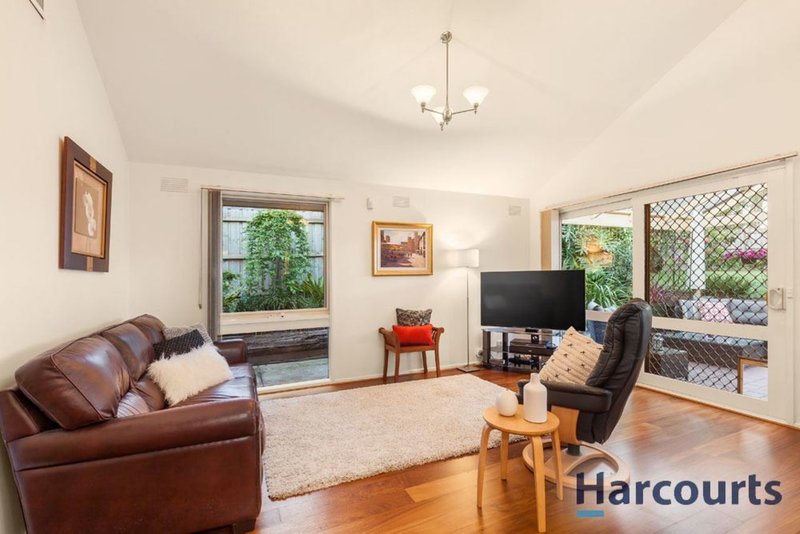 Photo - 15 Landsdale Crescent, Wantirna South VIC 3152 - Image 2