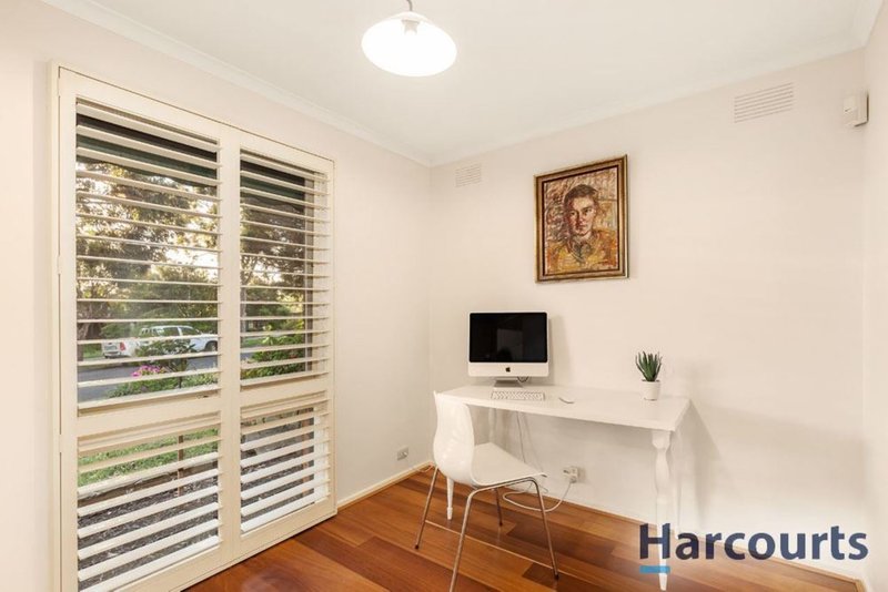 Photo - 15 Landsdale Crescent, Wantirna South VIC 3152 - Image 7