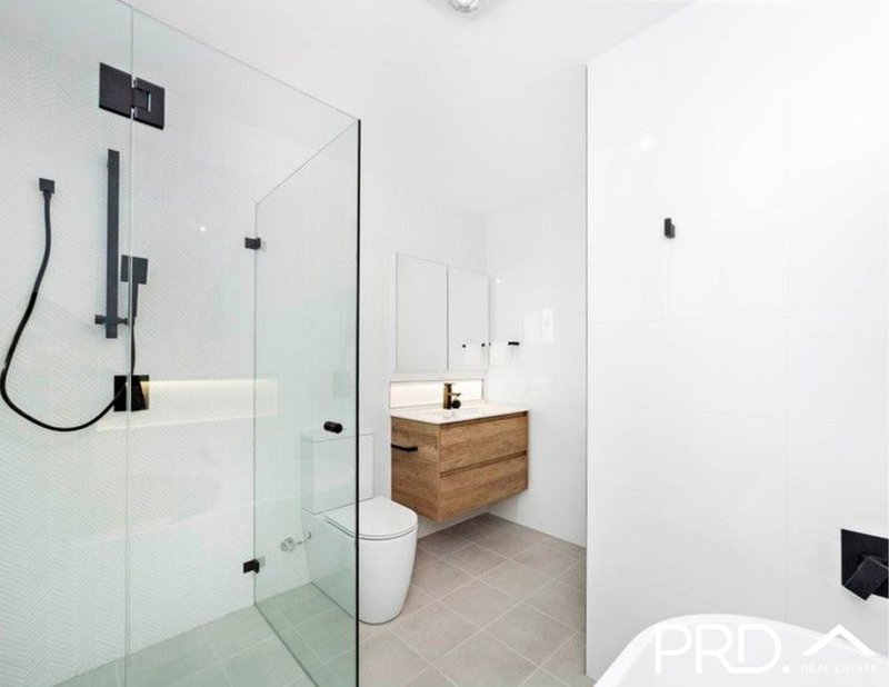 Photo - 15 Lehn Road, East Hills NSW 2213 - Image 6