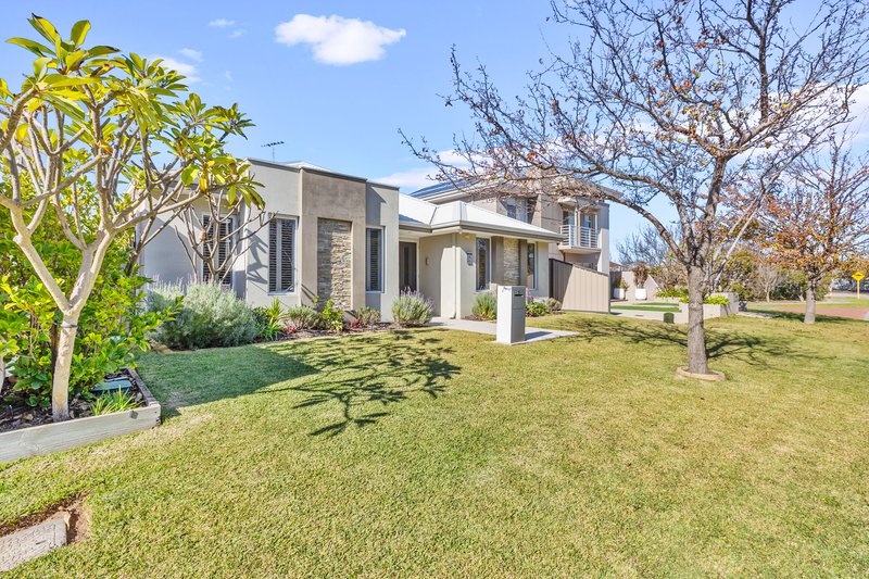 Photo - 15 Leschenault Boulevard, Lake Coogee WA 6166 - Image 1