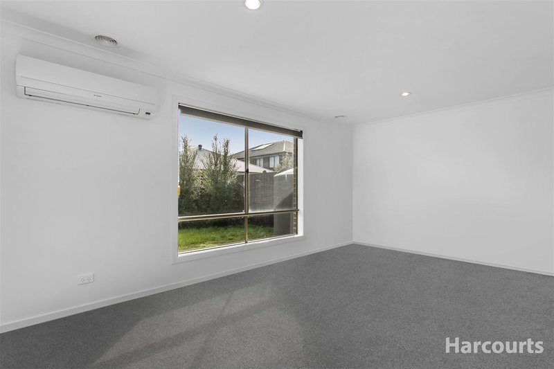 Photo - 15 Leveret Way, Narre Warren South VIC 3805 - Image 4