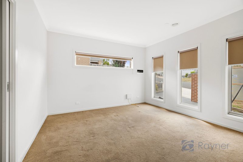 Photo - 1/5 Lilly Pilly Court, Darley VIC 3340 - Image 3