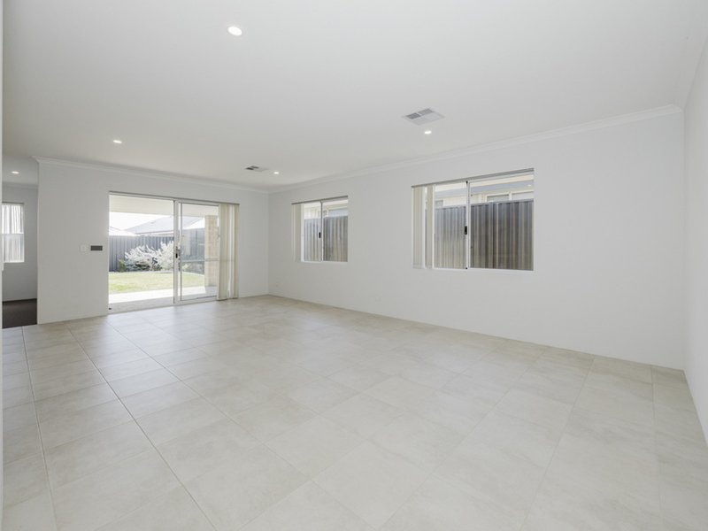 Photo - 15 Lorikeet Approach, Eglinton WA 6034 - Image 3