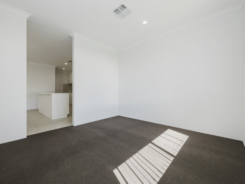 Photo - 15 Lorikeet Approach, Eglinton WA 6034 - Image 12