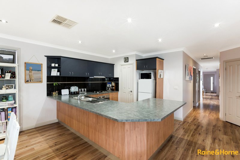 Photo - 15 Lyme Park Circle, Caroline Springs VIC 3023 - Image 2