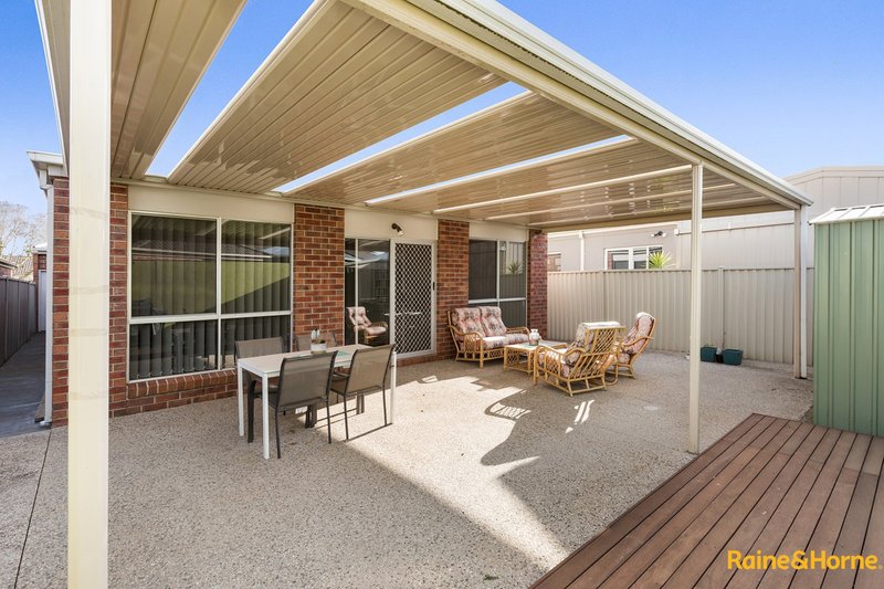 Photo - 15 Lyme Park Circle, Caroline Springs VIC 3023 - Image 9