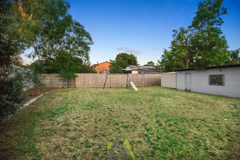 Photo - 15 Mahogany Avenue, Frankston North VIC 3200 - Image 12