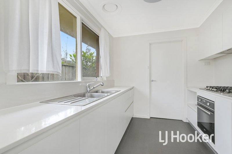 Photo - 15 Manning Close, Hampton Park VIC 3976 - Image 2