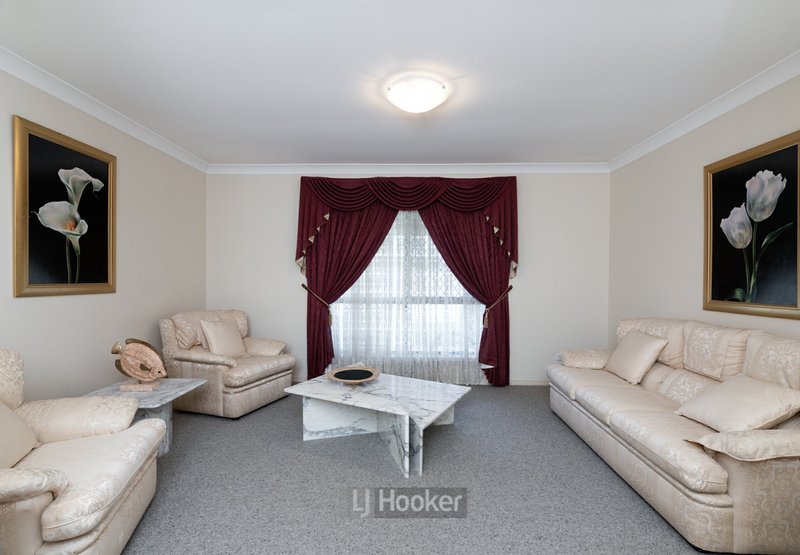 Photo - 15 Mapleton Crescent, Forest Lake QLD 4078 - Image 7