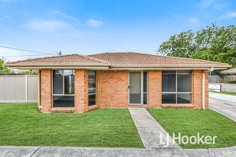 Photo - 1/5 Maureen Close, Cranbourne West VIC 3977 - Image 2