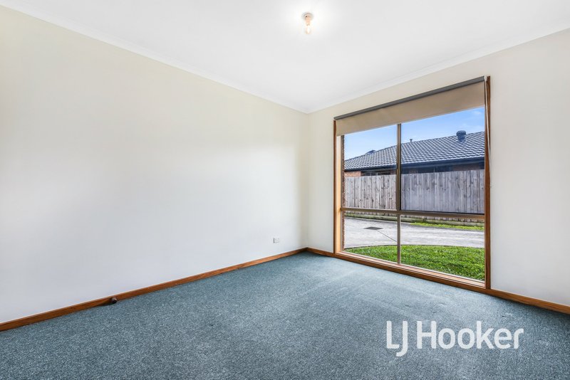 Photo - 1/5 Maureen Close, Cranbourne West VIC 3977 - Image 3