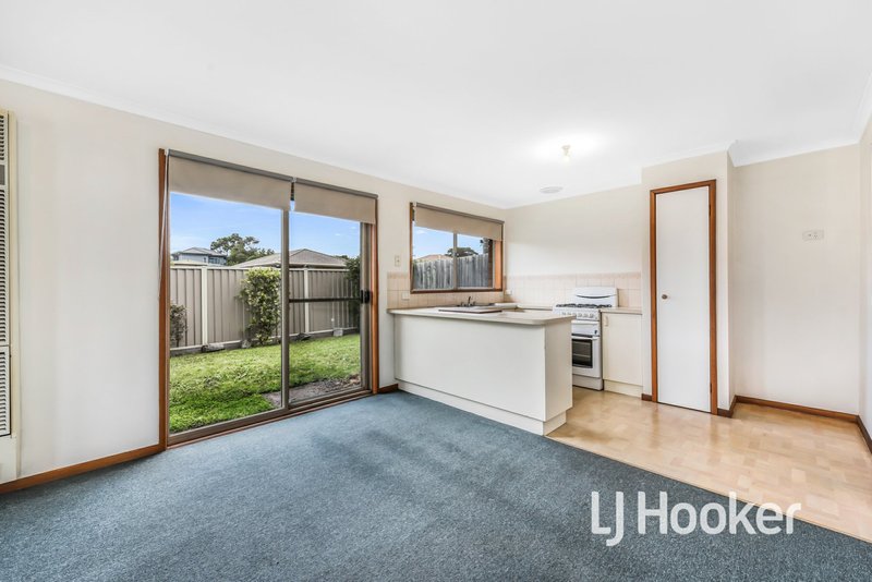 Photo - 1/5 Maureen Close, Cranbourne West VIC 3977 - Image 4