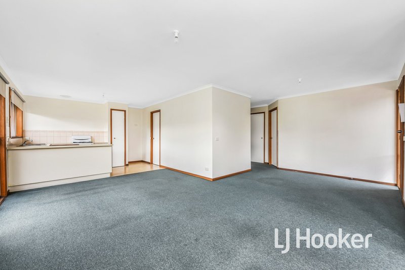 Photo - 1/5 Maureen Close, Cranbourne West VIC 3977 - Image 6