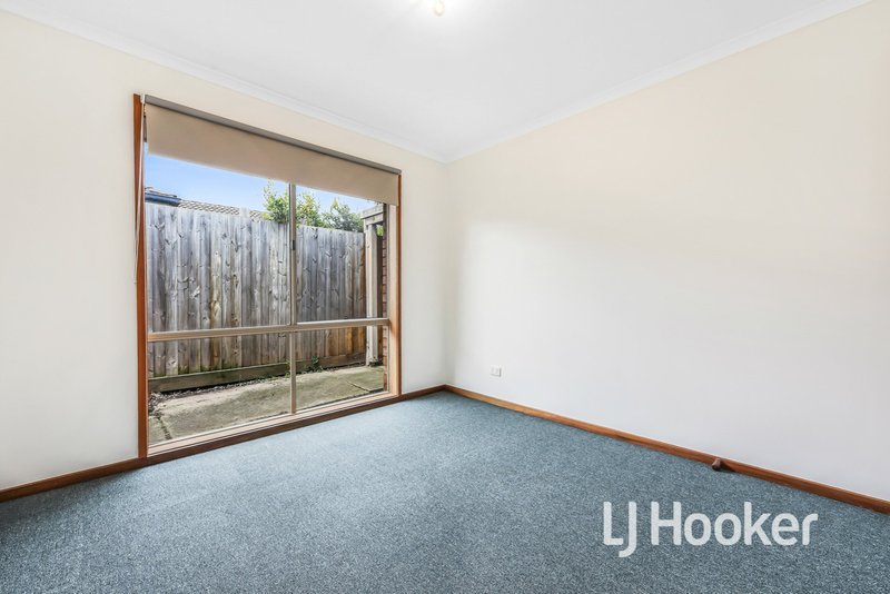 Photo - 1/5 Maureen Close, Cranbourne West VIC 3977 - Image 7