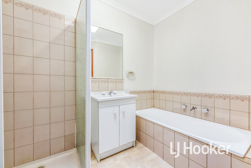 Photo - 1/5 Maureen Close, Cranbourne West VIC 3977 - Image 9