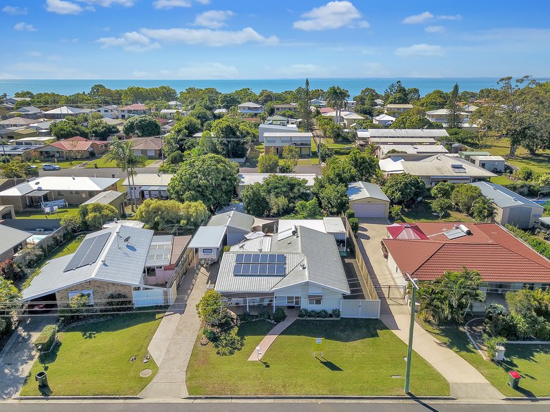 Photo - 15 Mayfair Street, Point Vernon QLD 4655 - Image 4