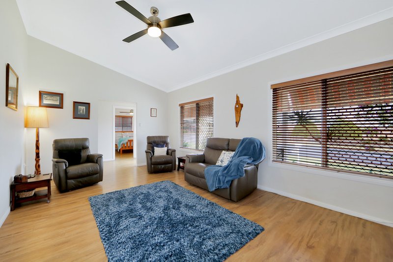 Photo - 15 Mayfair Street, Point Vernon QLD 4655 - Image 7