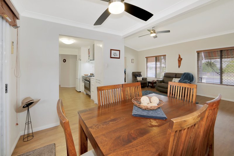 Photo - 15 Mayfair Street, Point Vernon QLD 4655 - Image 8