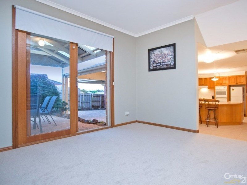 Photo - 15 Mccaffery Rise, Pakenham VIC 3810 - Image 8